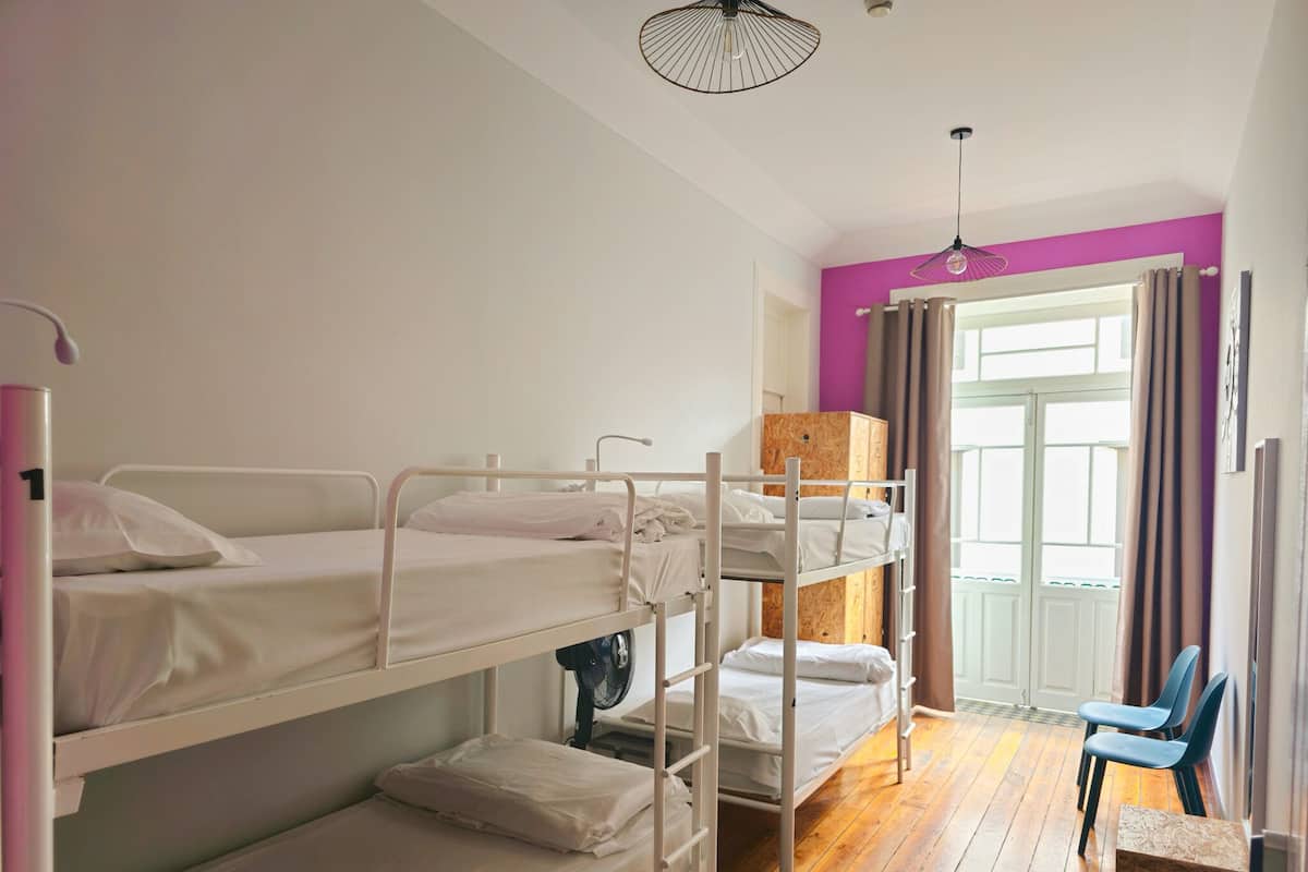 Habitación cuádruple básica | 2 habitaciones, decoración personalizada y cortinas blackout