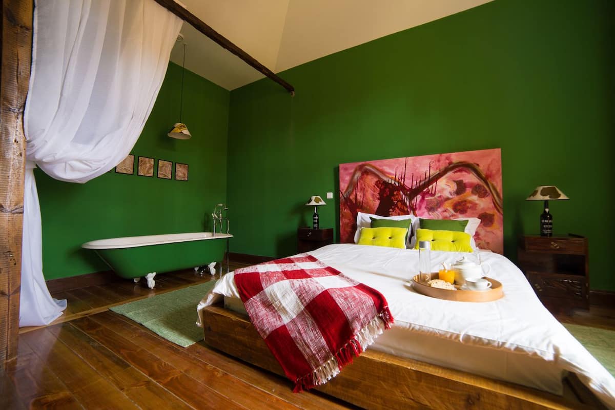 Suite, baño privado | 2 habitaciones, decoración personalizada y cortinas blackout