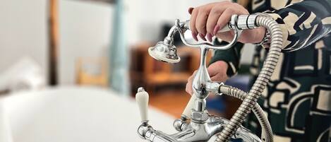 Suite, baño privado | Decoración personalizada y cortinas blackout