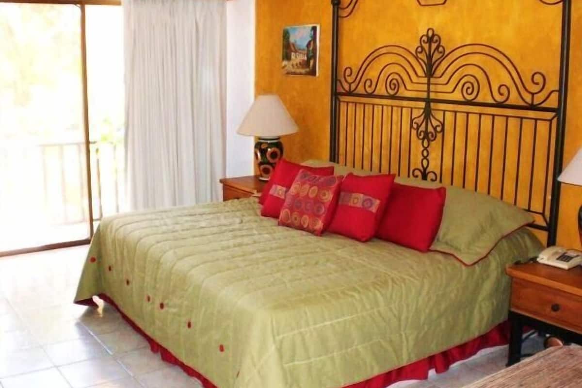 Minibar, in-room safe, free WiFi, bed sheets