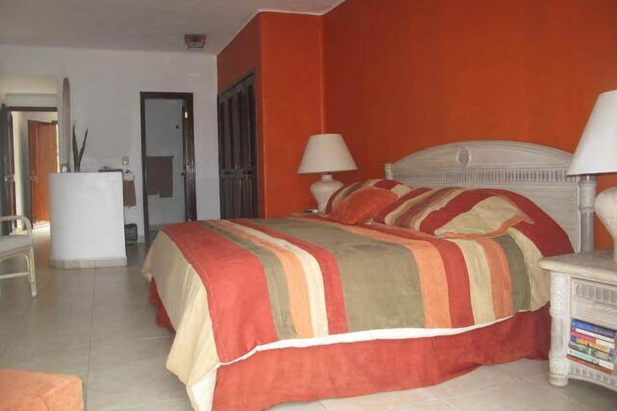 Minibar, in-room safe, free WiFi, bed sheets