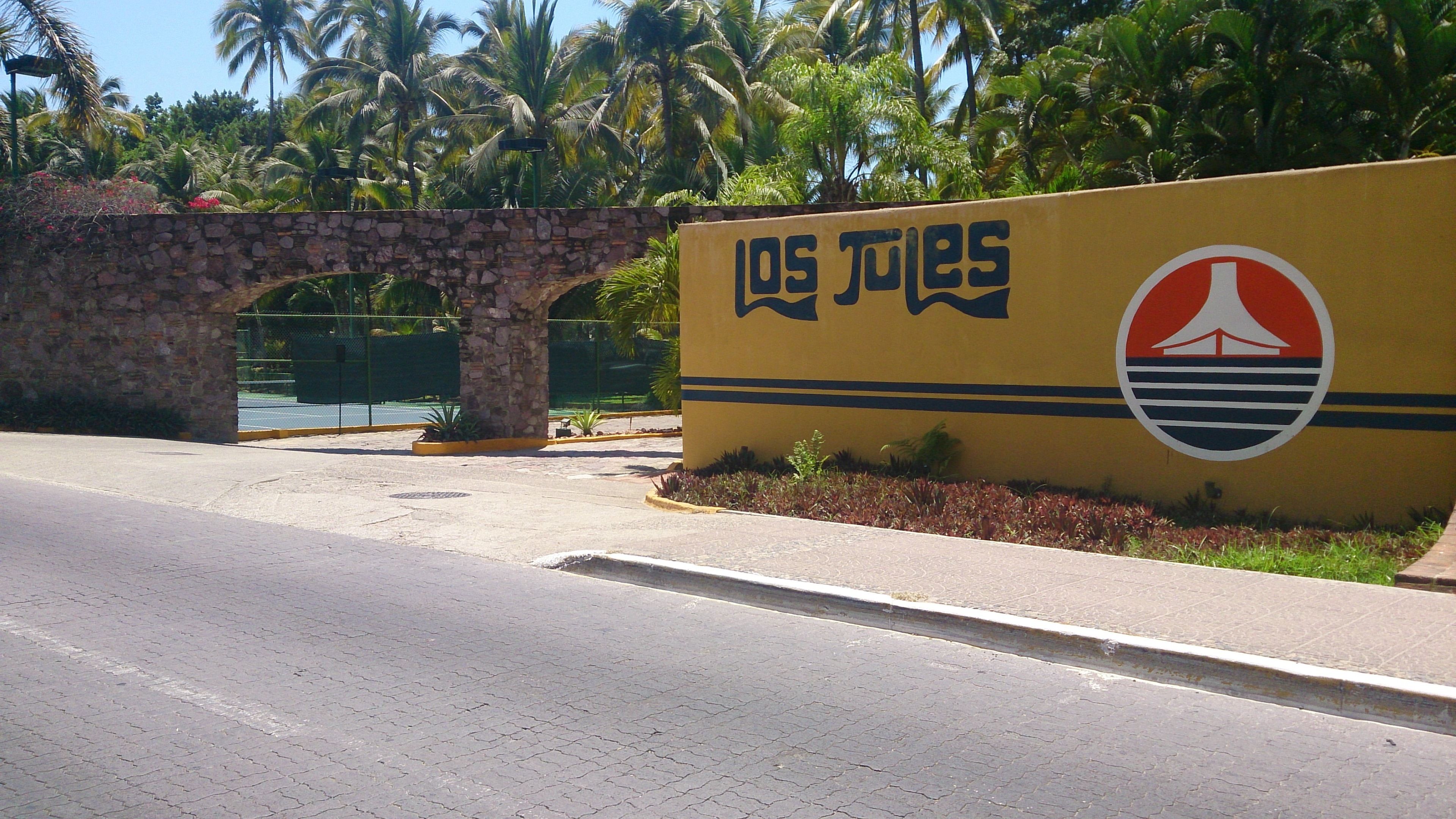 Una pared amarilla con un logotipo y el texto 