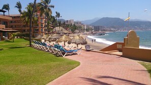 On the beach, sun-loungers, beach umbrellas, beach towels - Los Tules Villas del Sol (Puerto Vallarta)