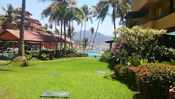 Sarapan dihidangkan, masakan antarabangsa, tepi kolam