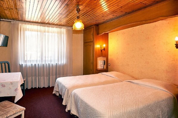 Economy Twin kamer | Luxe beddengoed, een bureau, een strijkplank/strijkijzer, extra bedden