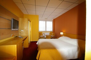 Luxe beddengoed, een bureau, een strijkplank/strijkijzer, extra bedden