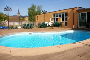 Een seizoensgebonden buitenzwembad