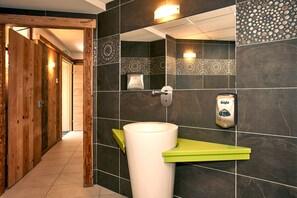 Een bad/douchecombinatie, gratis toiletartikelen, een haardroger