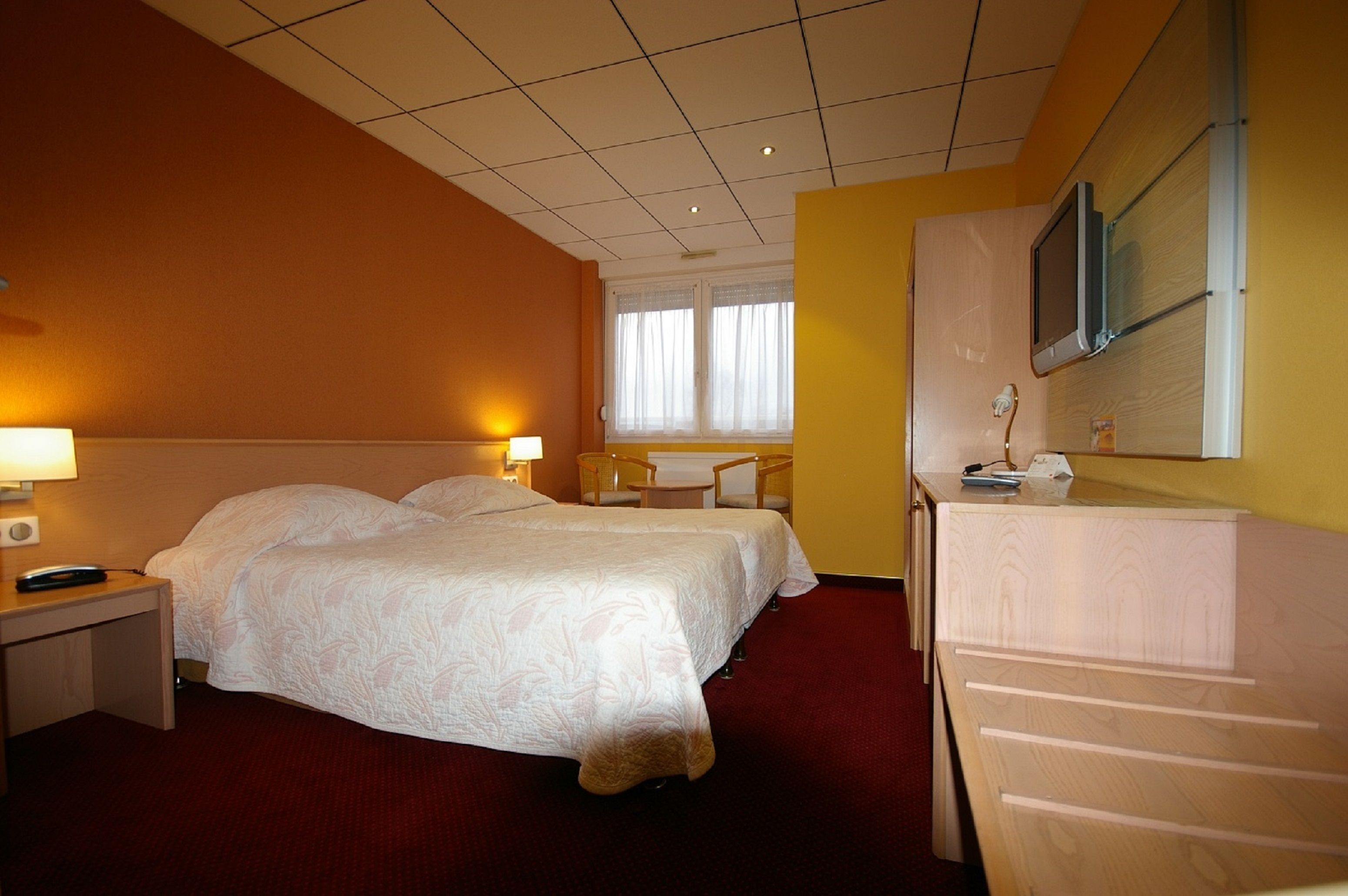 standard twin room | premium bedding, desk, iron/ironing board, rollaway beds