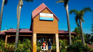 A wooden building with a sign that reads "Welcome to Bunbury Foresters."