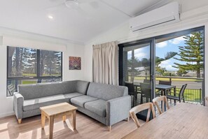 Superior-Ferienhütte | Essbereich im Zimmer