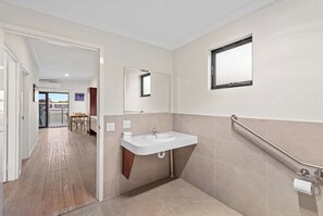 Superior Access Cabin - Sleeps 5 | Bathroom | Shower, hair dryer, shampoo
