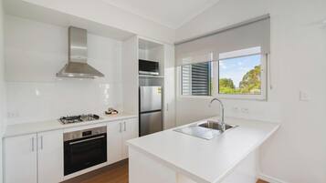 Deluxe 2 Bedroom Cabin (Sleeps 4) | Private kitchen