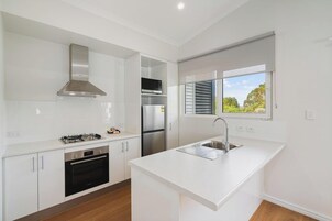 Deluxe 2 Bedroom Cabin (Sleeps 4) | Private kitchen