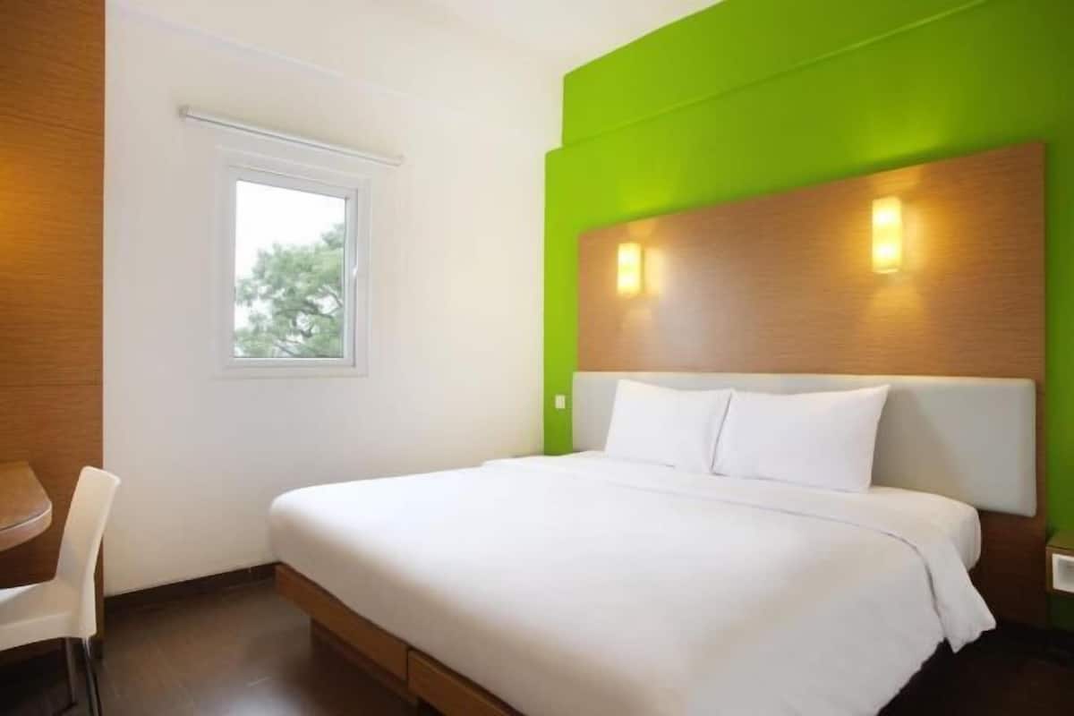 In-room safe, WiFi (free), bed sheets