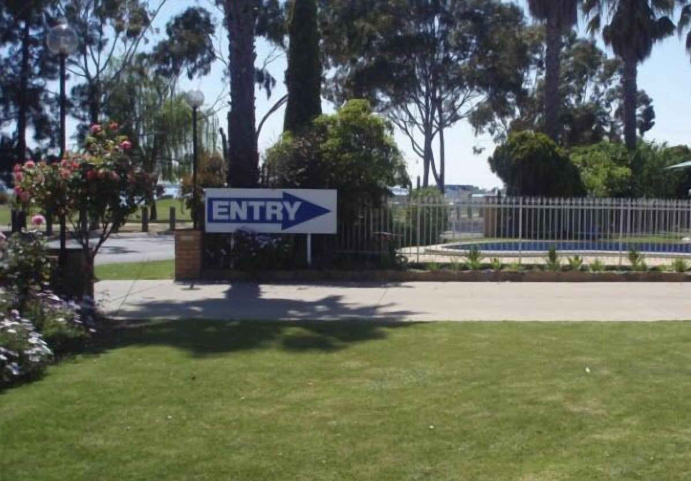 A sign indicating an entry point to a property.