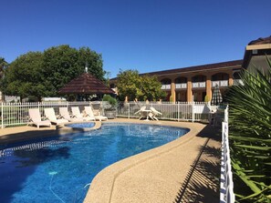Seasonal outdoor pool - Lakeview Motel (Yarrawonga)