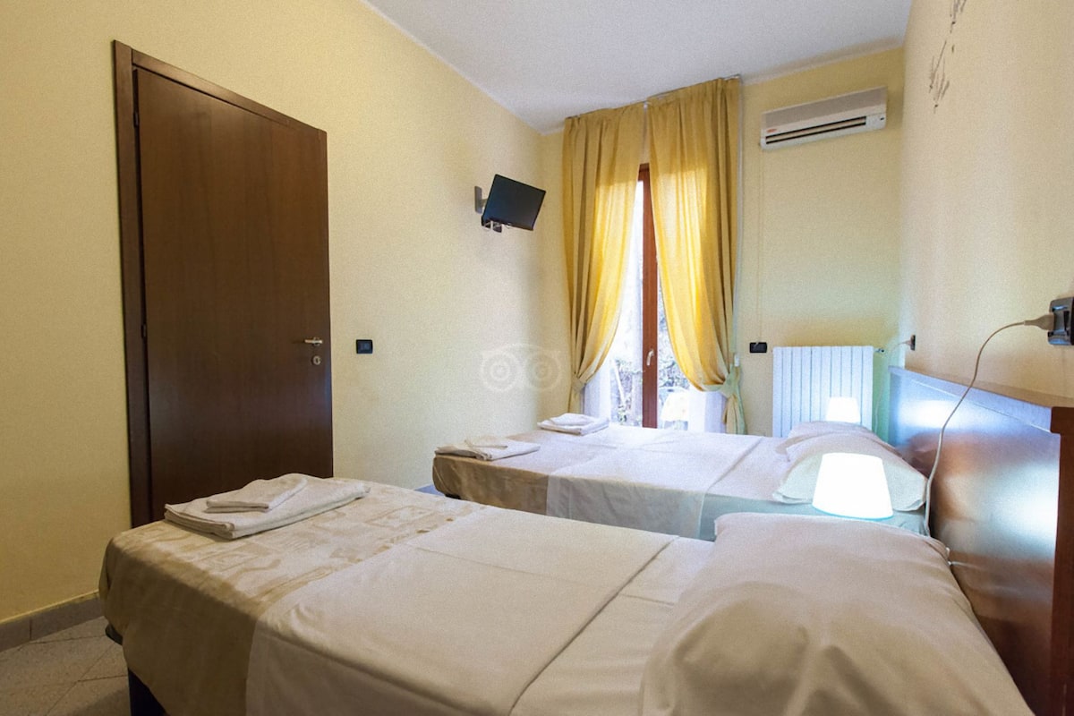 Habitación triple, baño compartido | Camas extra, wifi gratis y ropa de cama