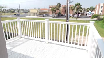 Luxury Condo, 3 Bedrooms (3 Bathroom) | Balcony