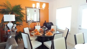 Luxury Condo, 3 Bedrooms (3 Bathroom) | In-room dining