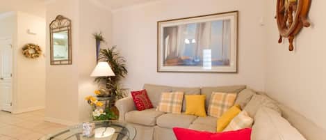 Condo de lujo, 2 habitaciones, 2 baños | Sala de estar | Televisión de pantalla plana de 51 pulgadas con canales por cable