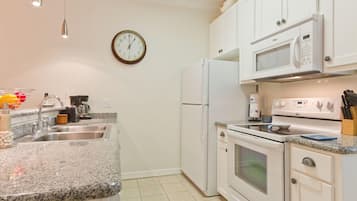 Luxury Condo, 2 Bedrooms, 2 Bathrooms | Private kitchen