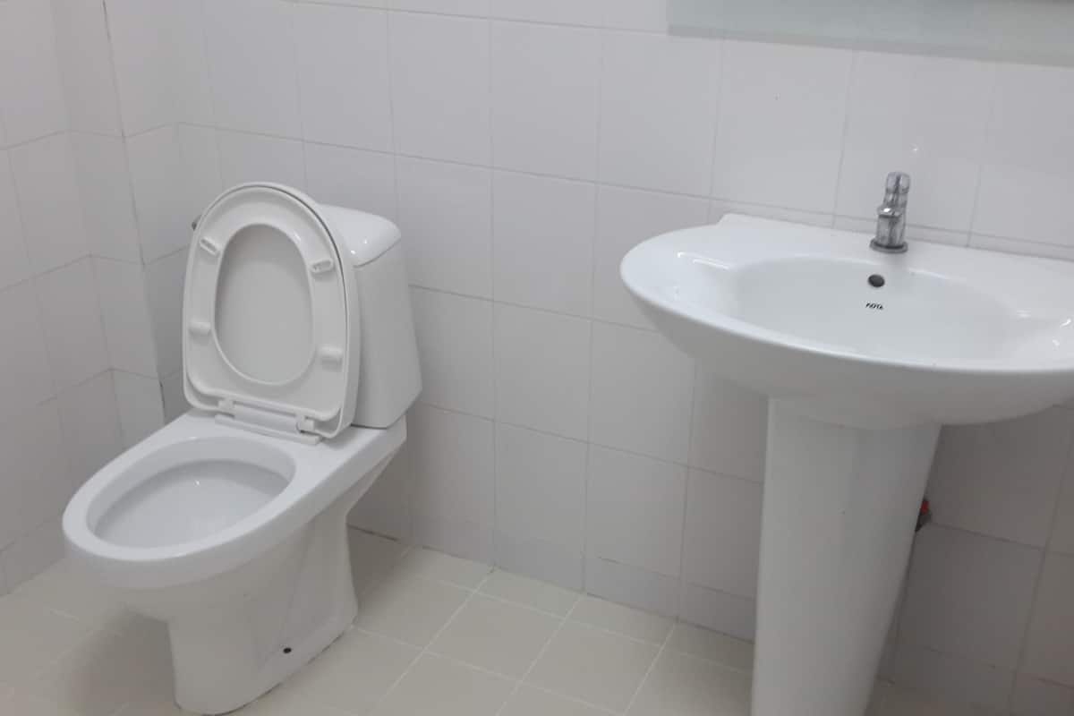 shower, free toiletries, towels