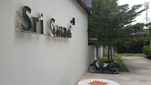 A building with the sign "Sri Sannai" on a white wall. - Sri Samui Hotel (Koh Samui)