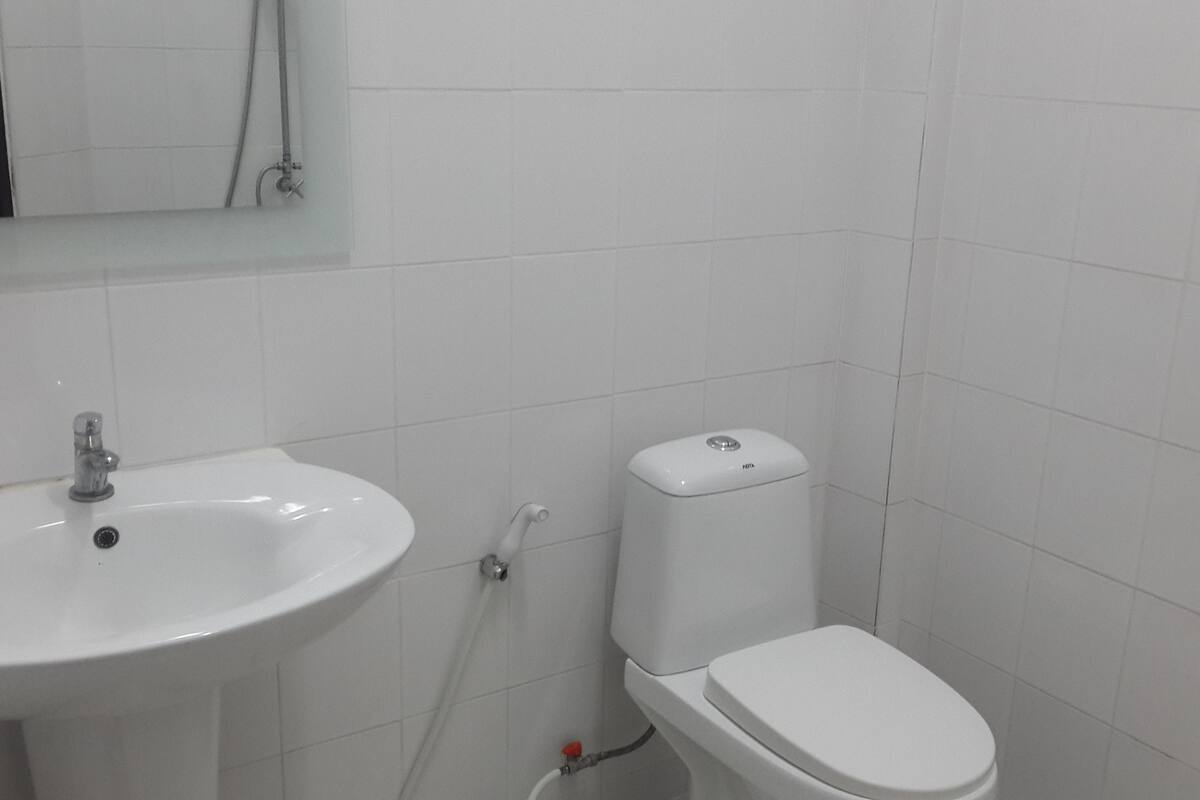 deluxe room | bathroom | shower, free toiletries, towels