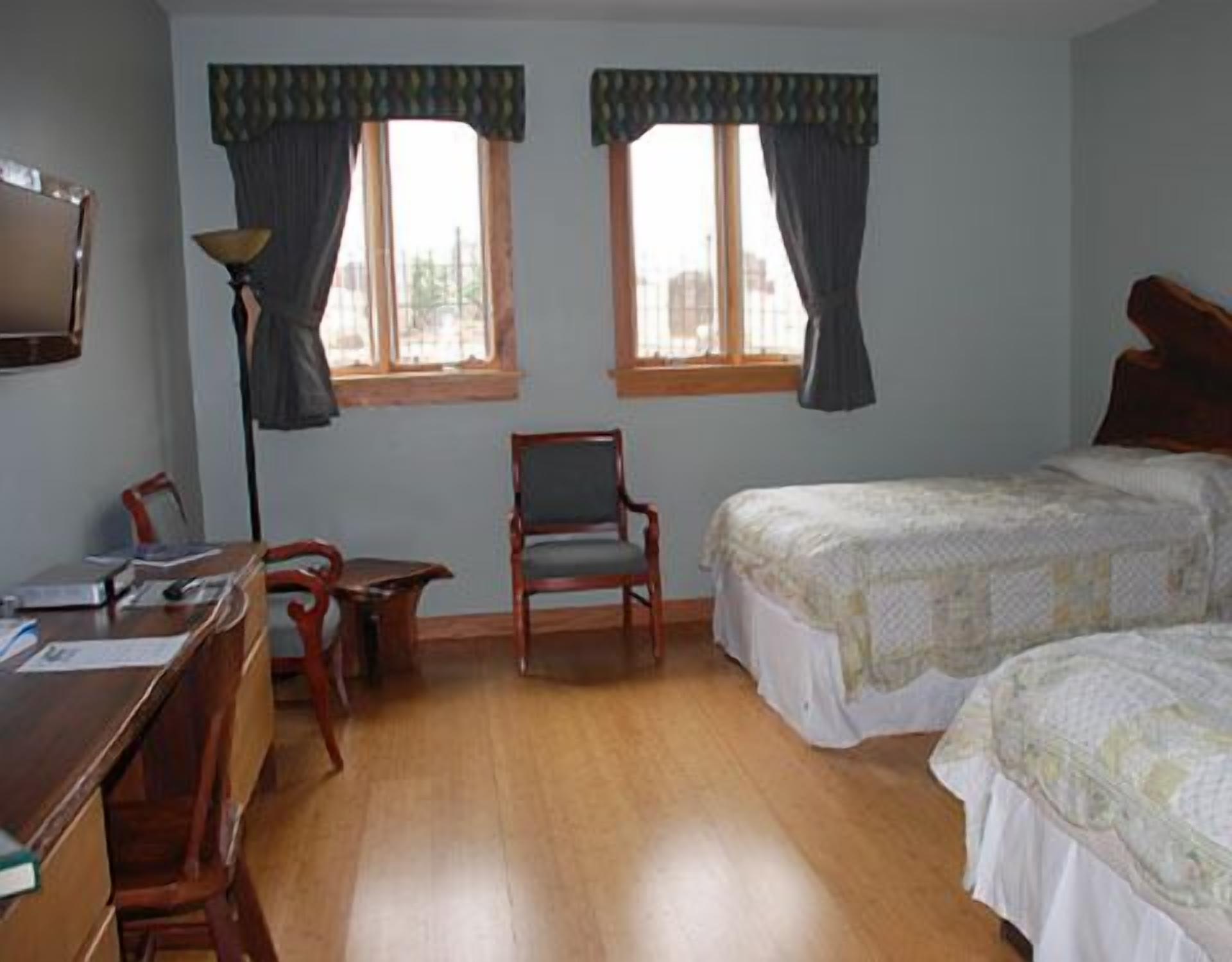 standard double room | in-room safe, individually decorated, individually furnished, desk