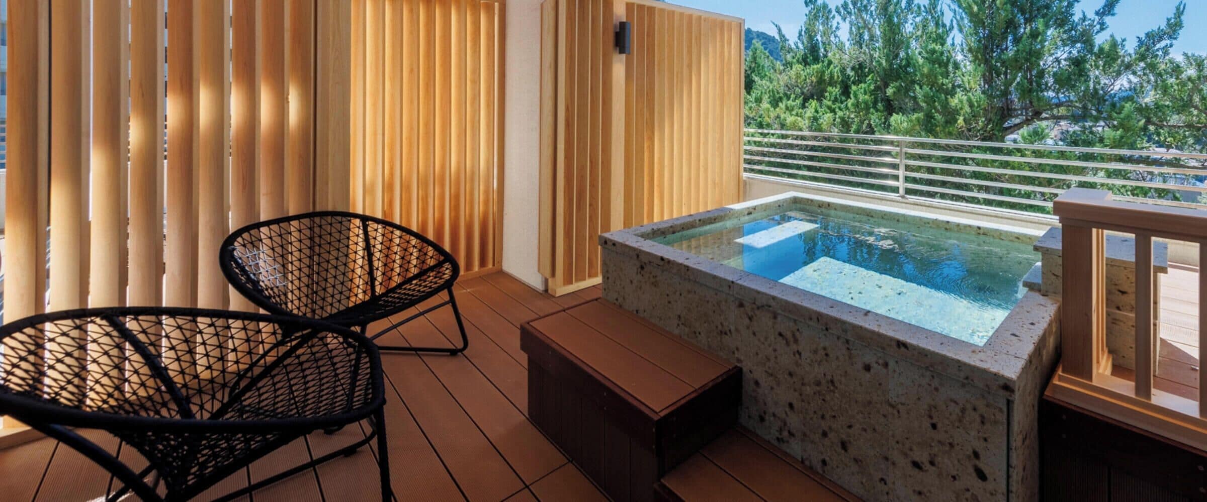 デラックス スイート 2 ベッドルーム バルコニー ガーデンビュー | 専用スパ浴槽