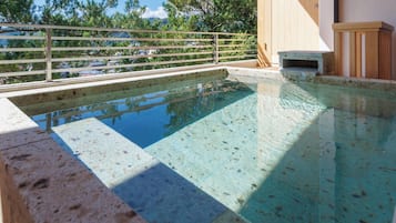 Deluxe Suite, 2 Bedrooms, Balcony, Garden View | Private spa tub