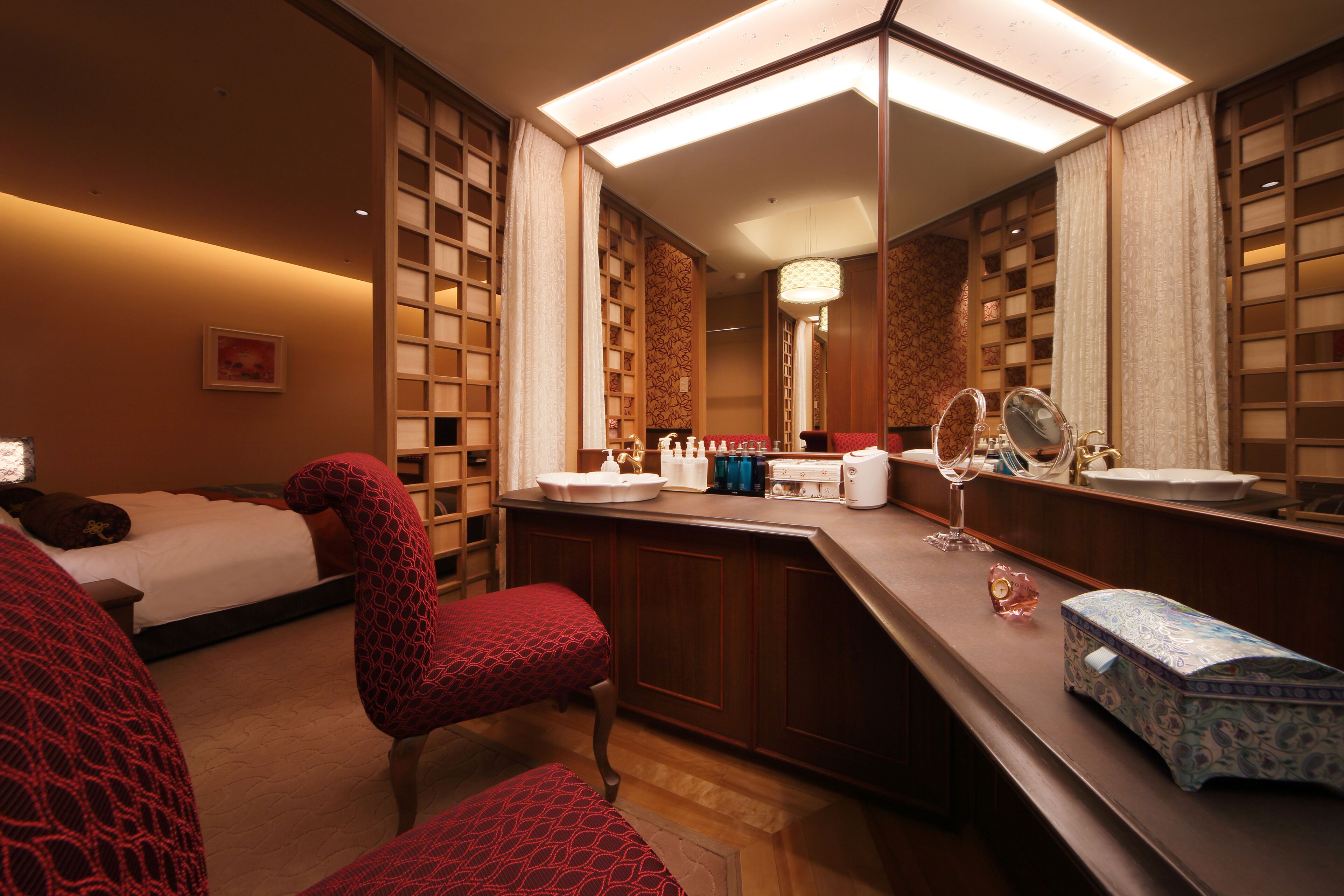 Suite Royal | Baño | Tina y regadera independientes y amenidades de baño gratuitas 