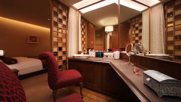 Suite Royal | Baño | Tina y regadera independientes y amenidades de baño gratuitas