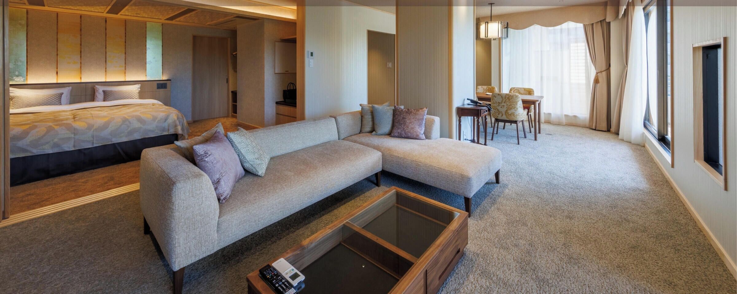 デラックス スイート 2 ベッドルーム バルコニー ガーデンビュー | リビング エリア | 液晶テレビ