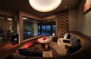 Suite Royal | Área de sala de estar | Televisión LCD 