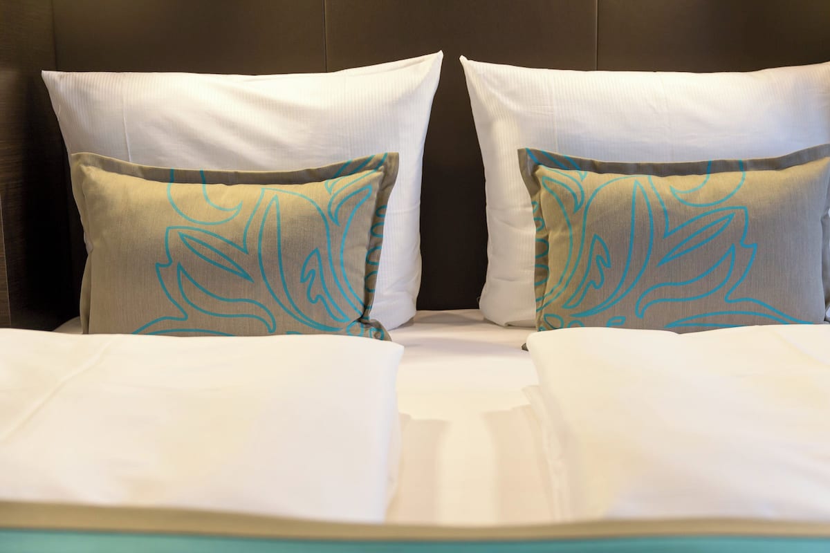Desk, soundproofing, free WiFi, bed sheets