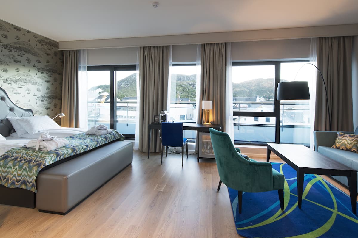 business room | hypo-allergenic bedding, pillow-top beds, minibar, in-room safe