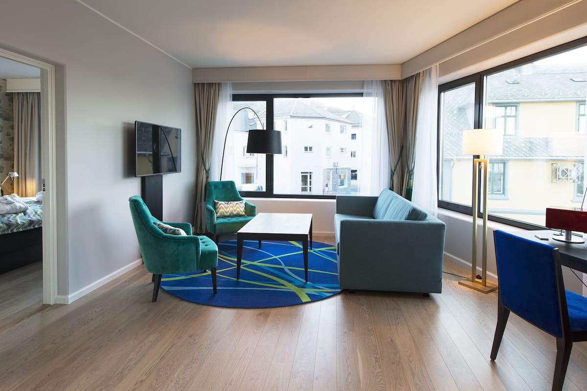 hypo-allergenic bedding, pillow-top beds, minibar, in-room safe