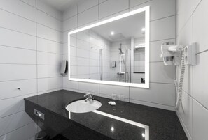 Douche, articles de toilette (gratuits), séchoir à cheveux