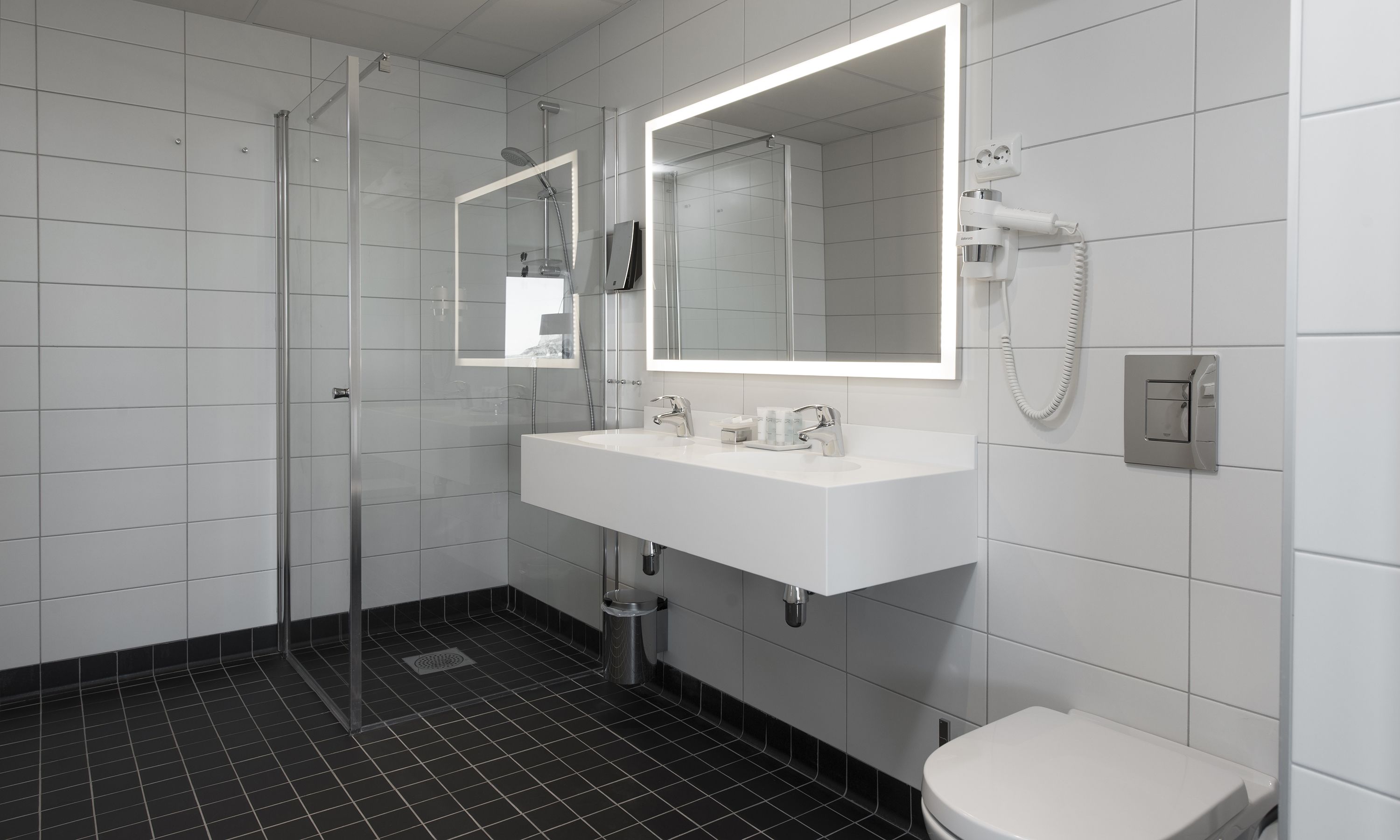 shower, free toiletries, hair dryer, towels