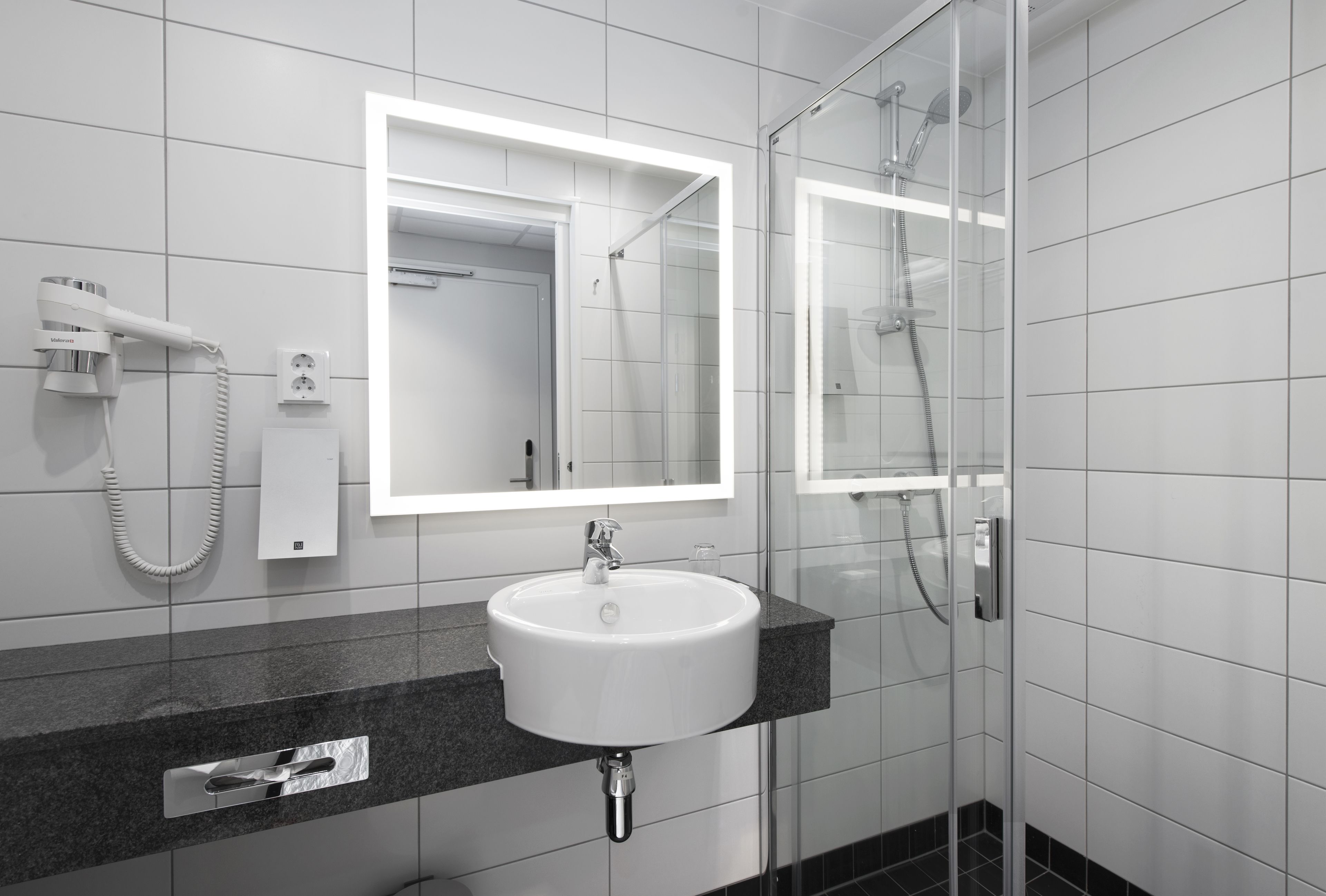 Ducha, artículos de tocador gratuitos, secador de pelo, toallas