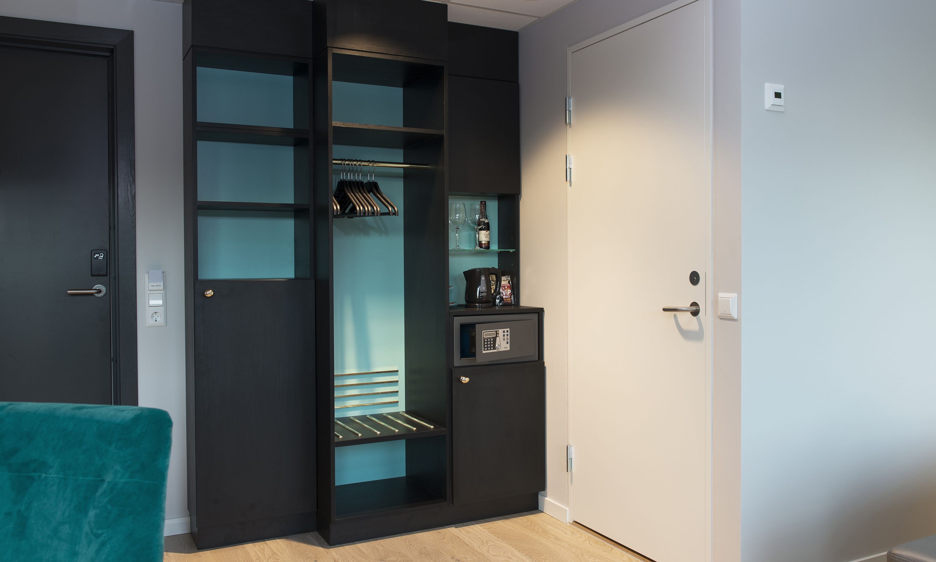 business room | hypo-allergenic bedding, pillow-top beds, minibar, in-room safe