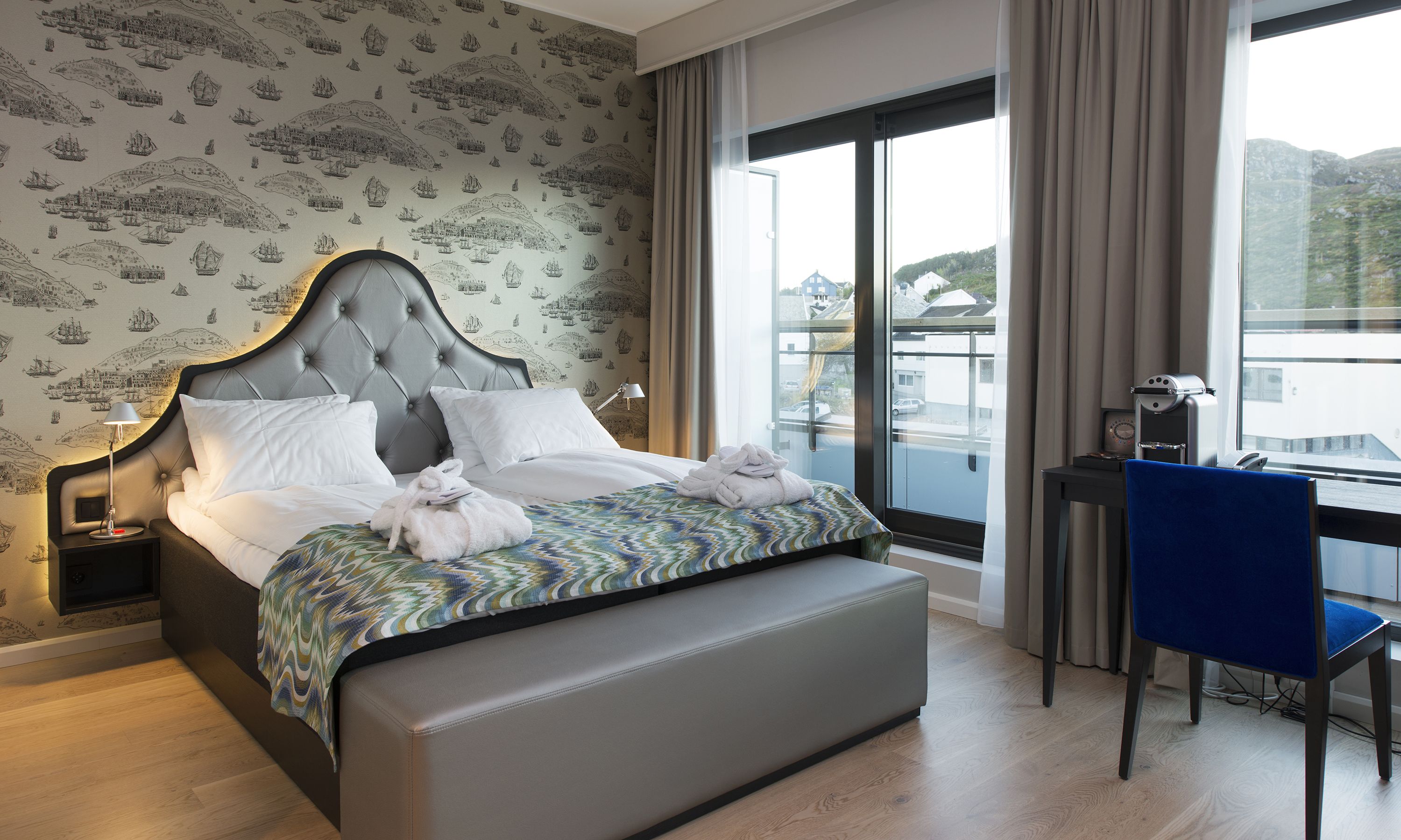 business room | hypo-allergenic bedding, pillow-top beds, minibar, in-room safe