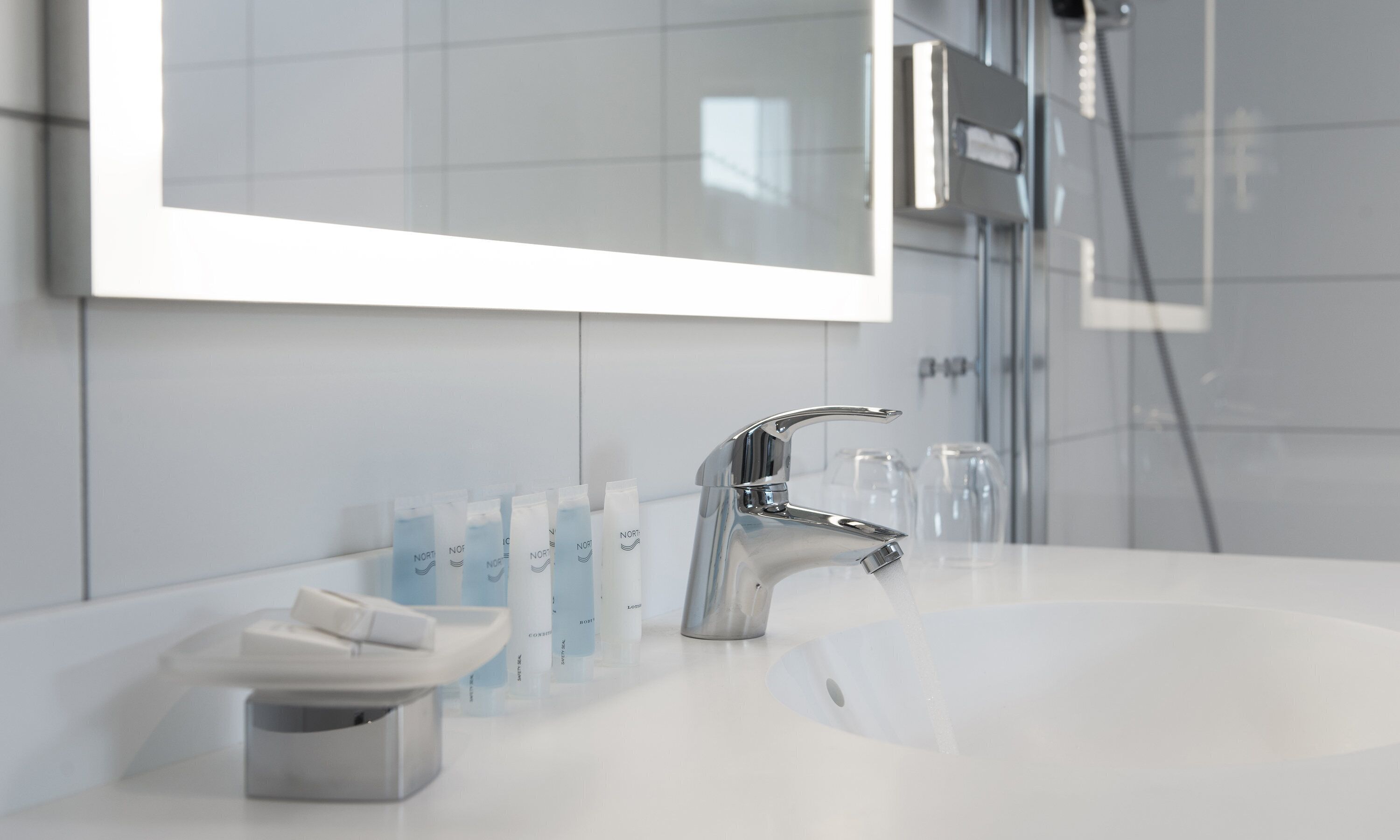 shower, free toiletries, hair dryer, towels