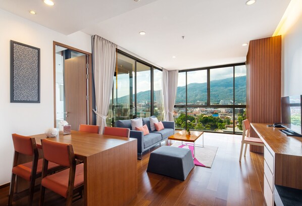 One Bedroom Suite Mountain View with Bathtub | Vista desde la habitación