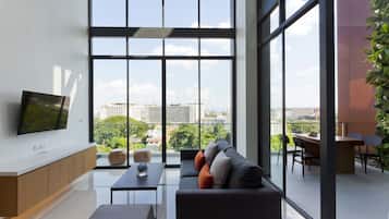 Three Bedroom Duplex Penthouse with Bathtub | 客厅 | 液晶电视