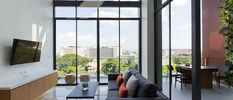 Three Bedroom Duplex Penthouse with Bathtub | Oppholdsrom | LCD-TV