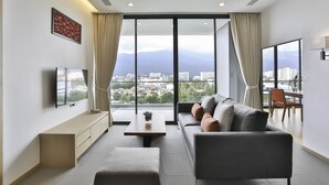 Una sala de estar moderna con un sofá, una mesa de centro y un televisor.