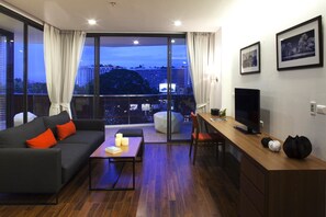 One Bedroom Suite with Bathtub | Área de sala de estar | Televisión LCD 